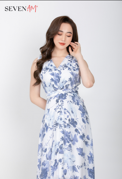 Đầm maxi màu trắng hoa xanh cổ tim mã Y59783C