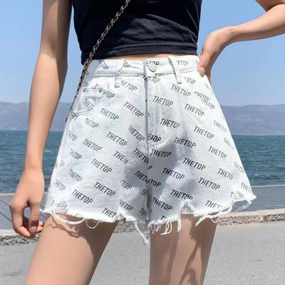 Quần short jeans in chữ THETOP
