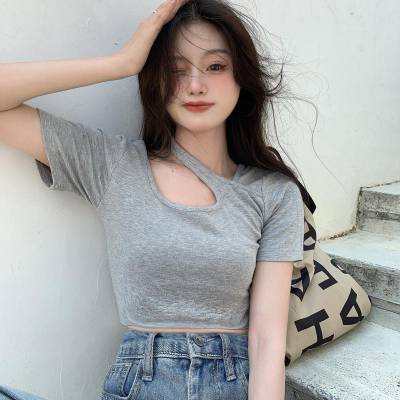 Áo thun nữ dáng crop top cổ phối khoét chéo